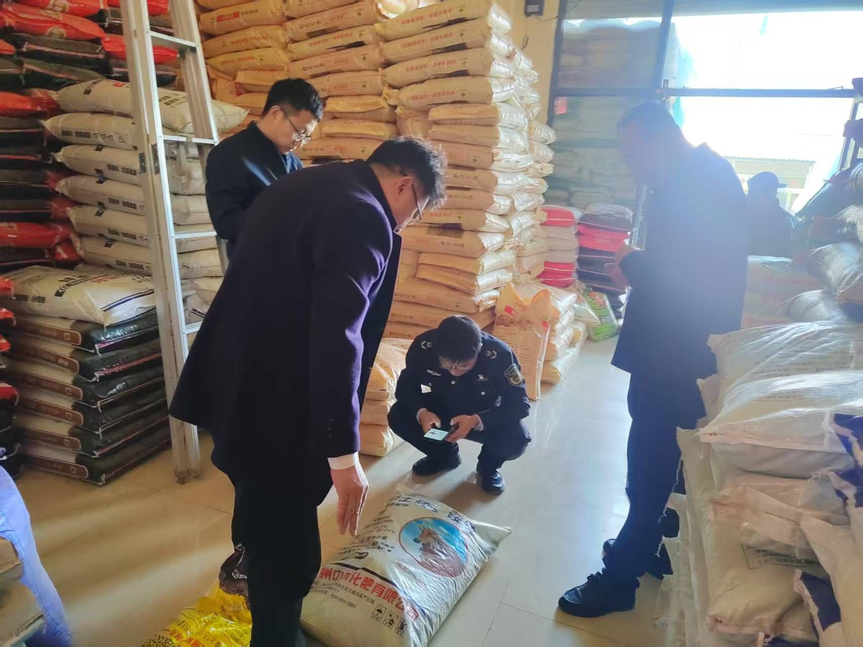 嚴(yán)守糧食安全底線(xiàn) 武山縣農(nóng)業(yè)農(nóng)村局春季農(nóng)資打假與市場(chǎng)管理服務(wù)雙推進(jìn)
