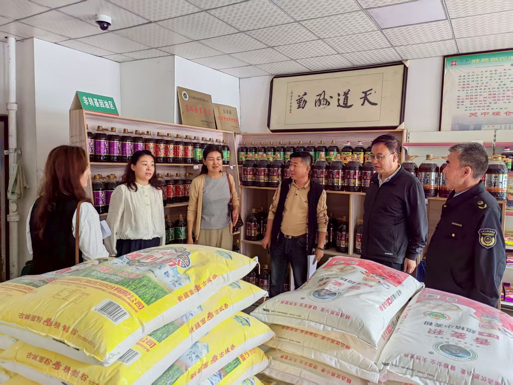 天水市糧食和物資儲(chǔ)備局聯(lián)合市市場(chǎng)監(jiān)管局開(kāi)展成品糧油市場(chǎng)“雙隨機(jī)”執(zhí)法檢查